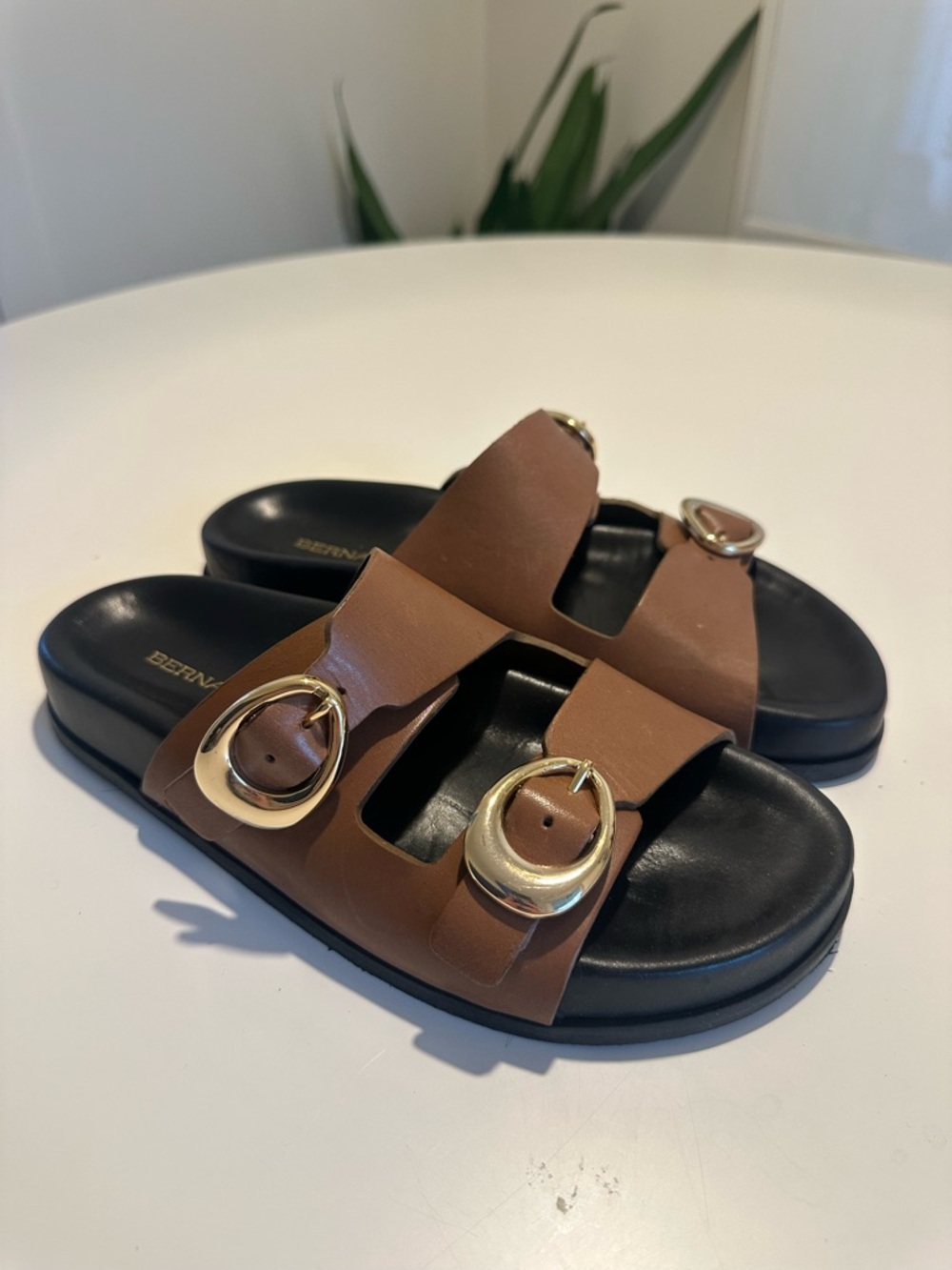 Bernardo Evie Leather Sandals Size 7.5